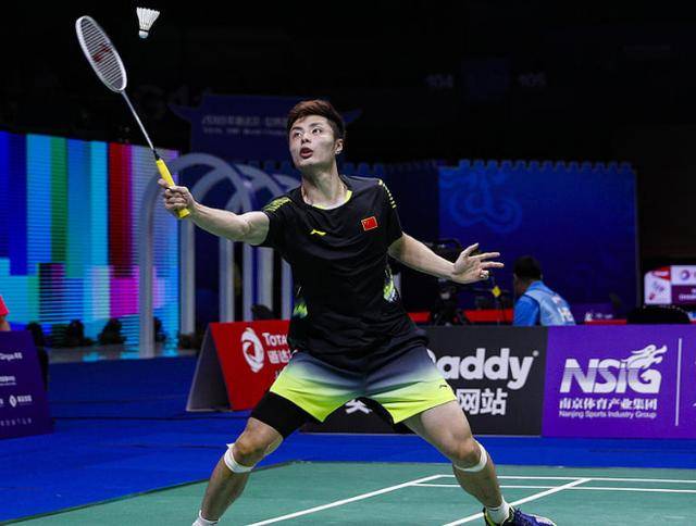 瓦伦市长：林荣福家门口拉横幅的球迷不算被扣，是在接受调查